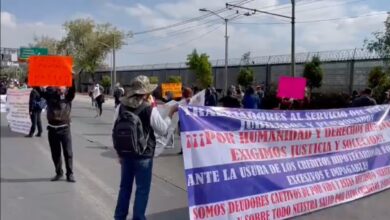 Manifestante desarma a policía en protesta contra Fovissste