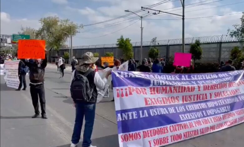 Manifestante desarma a policía en protesta contra Fovissste