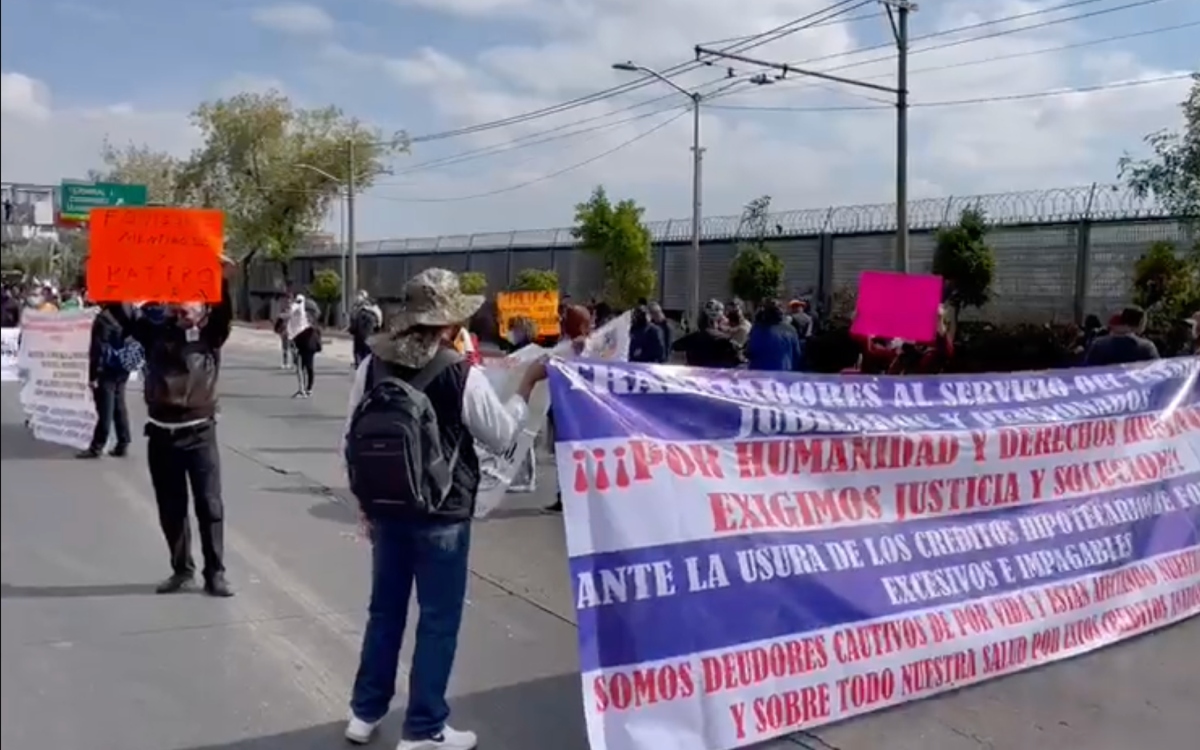 Manifestante desarma a policía en protesta contra Fovissste