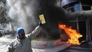 Manifestantes queman bancos en Beirut por caída de moneda