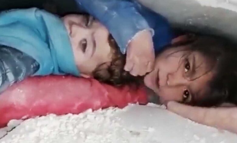 Mariam protegió a su hermano bajo los escombros de un edificio destruido en Siria