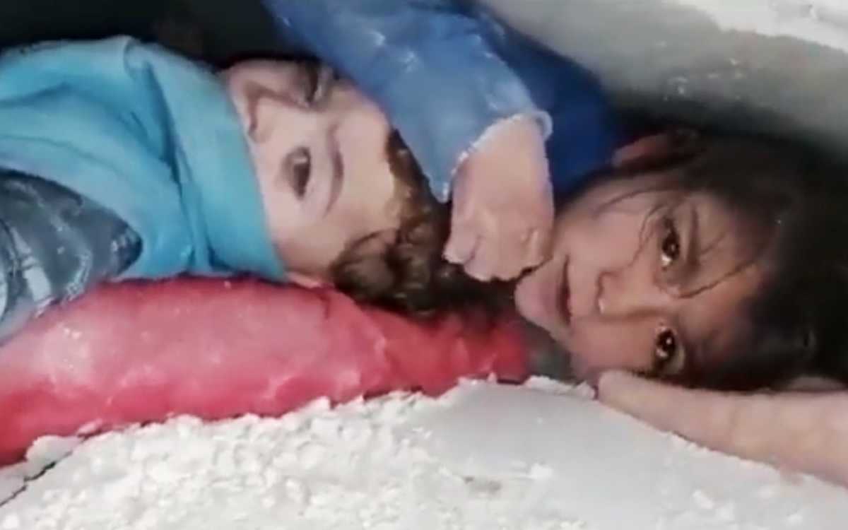 Mariam protegió a su hermano bajo los escombros de un edificio destruido en Siria