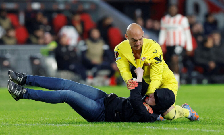 Marko Dmitrovic 'atiende' a inadaptado en el Philips Stadion | Video