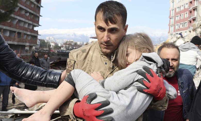 Más de 8 mil personas rescatadas de los escombros del terremoto en Turquía