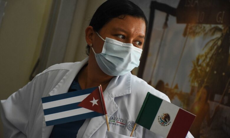 Más médicos cubanos prestarán sus servicios en México; son ya casi 600