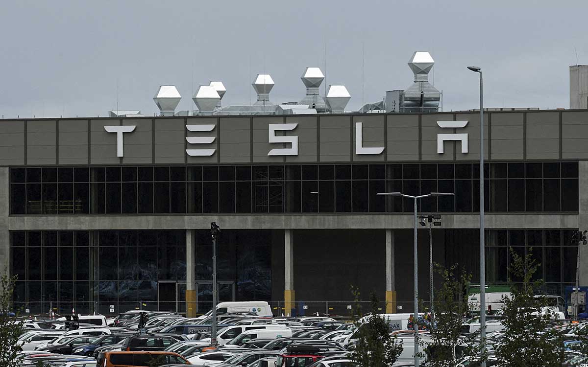 Tesla condenada a pagar 3.2 mdd por discriminación racial