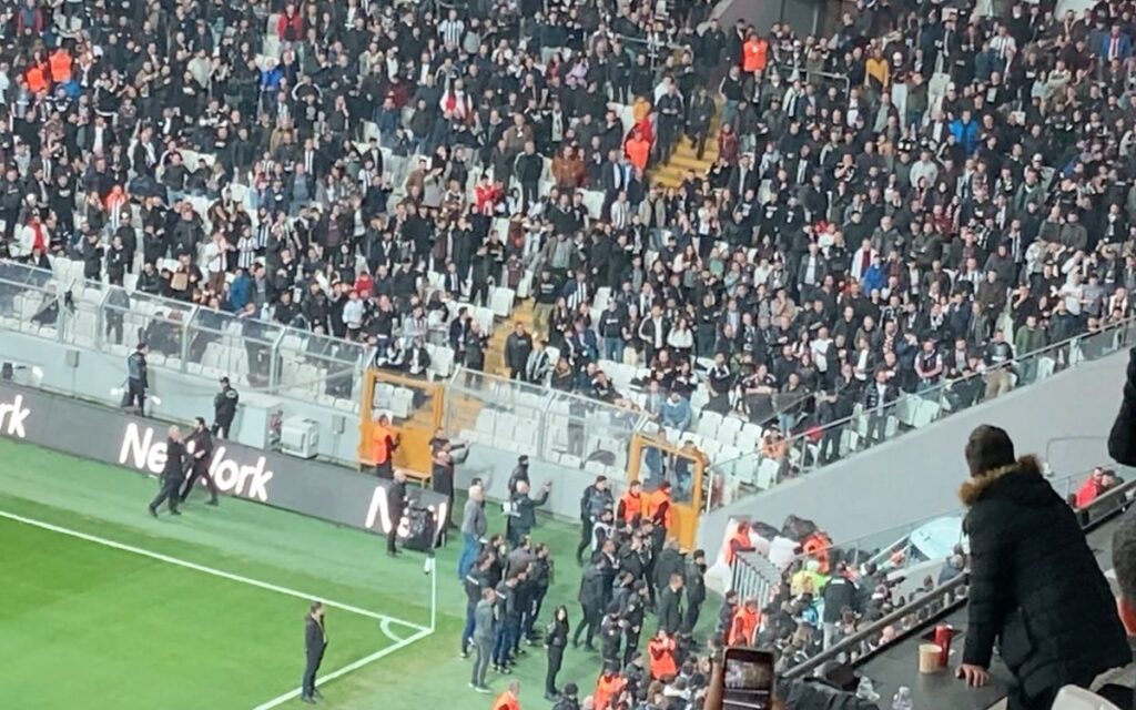 Miles protestan en estadios de futbol de Turquía por respuesta a terremotos