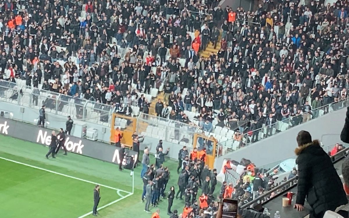 Miles protestan en estadios de futbol de Turquía por respuesta a terremotos