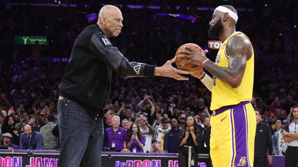 Mira el momento en el que Kareem Abdul-Jabbar le pasa el balón a LeBron James tras batir su récord