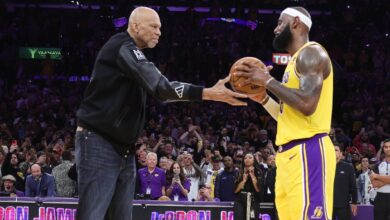 Mira el momento en el que Kareem Abdul-Jabbar le pasa el balón a LeBron James tras batir su récord