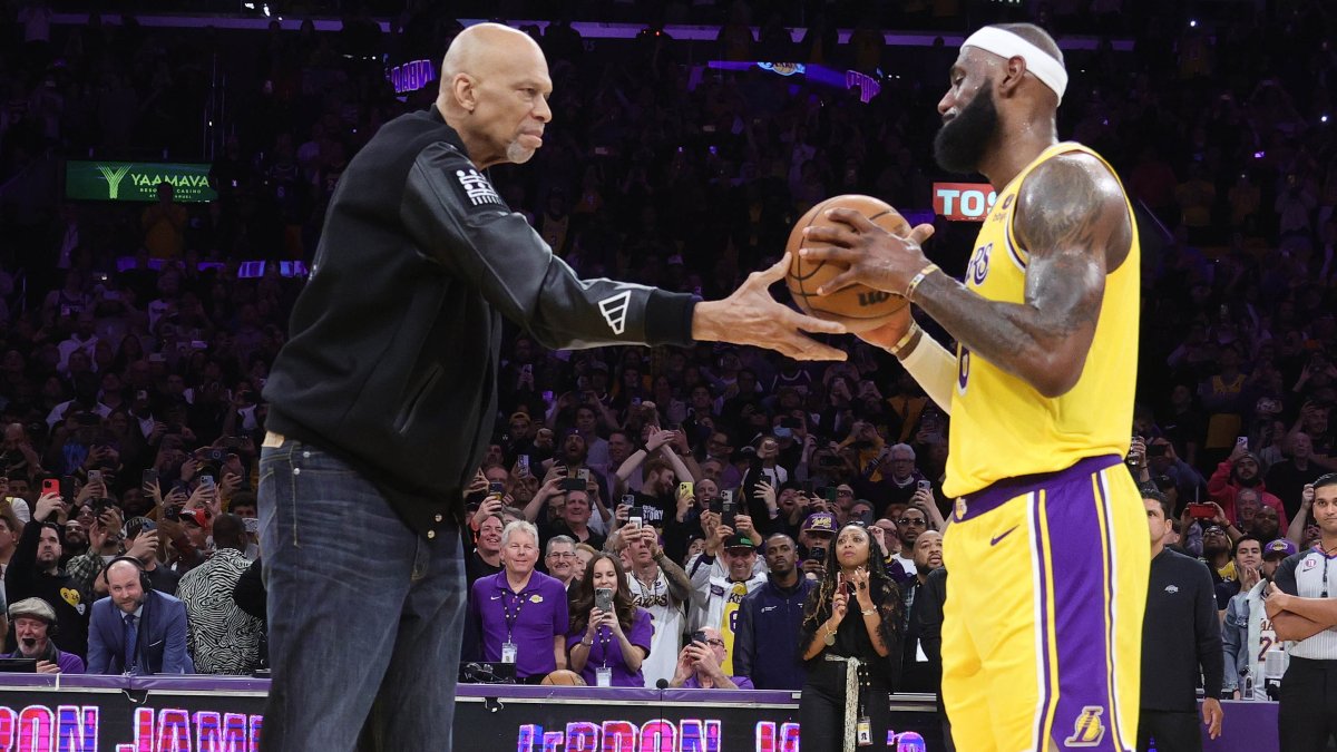 Mira el momento en el que Kareem Abdul-Jabbar le pasa el balón a LeBron James tras batir su récord