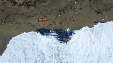 Mochilas, biberones y juguetes en la playa: el naufragio de Calabria conmociona a Italia