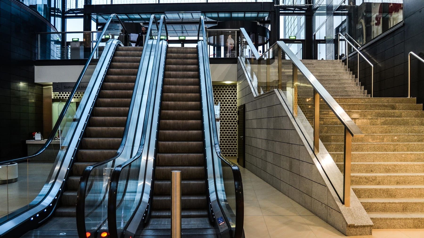 Mucho cuidado con usar el cepillo de las escaleras mecánicas: te podría pasar esto