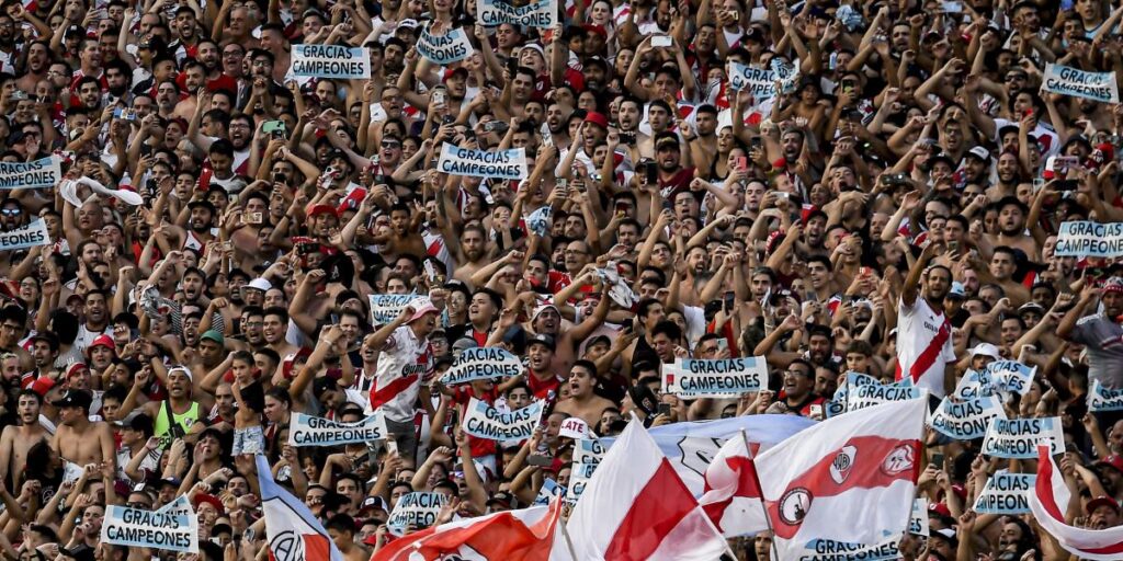 Muere un hincha de River tras caer de un autobús