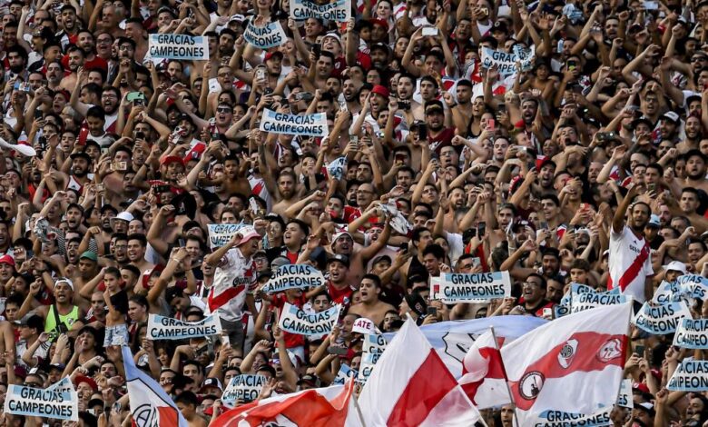 Muere un hincha de River tras caer de un autobús