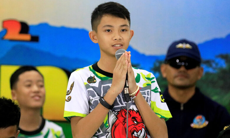 Muere uno de los 12 niños rescatados de cueva en Tailandia en 2018