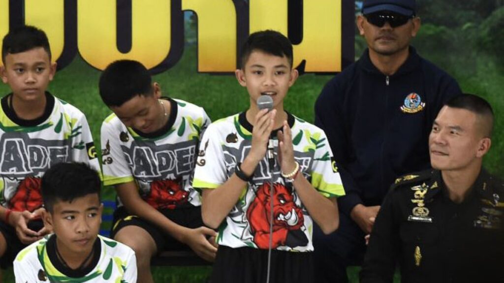 Muere uno de los niños rescatados de una cueva en Tailandia