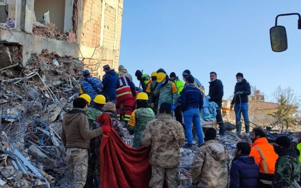 Muertos por terremotos en Turquía y Siria superan los 22 mil