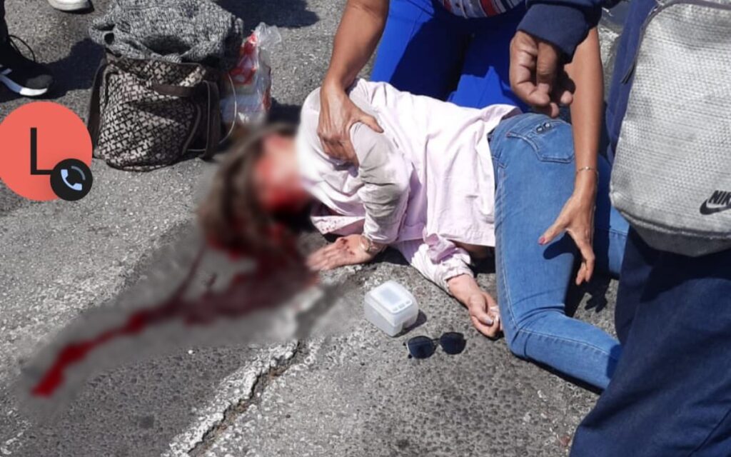 Mujer se arroja desde taxi por aplicación en movimiento | CDMX