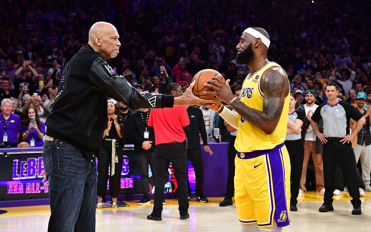 NBA: Kareem pasa la estafeta a LeBron, ‘un jugador que domina este juego’ | Video