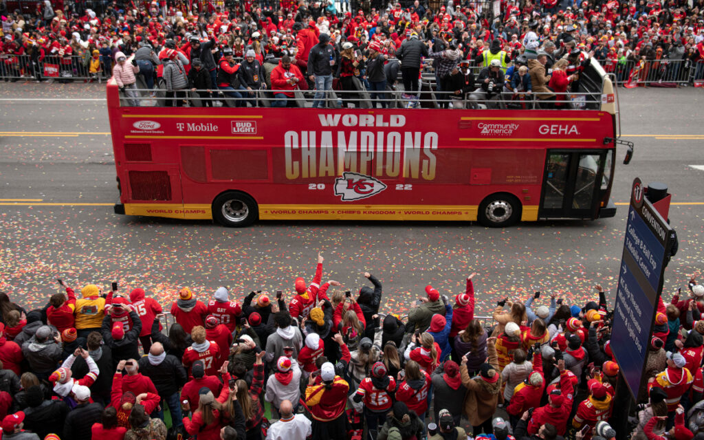 NFL: Ovacionan miles a sus campeones Jefes en Kansas City | Video