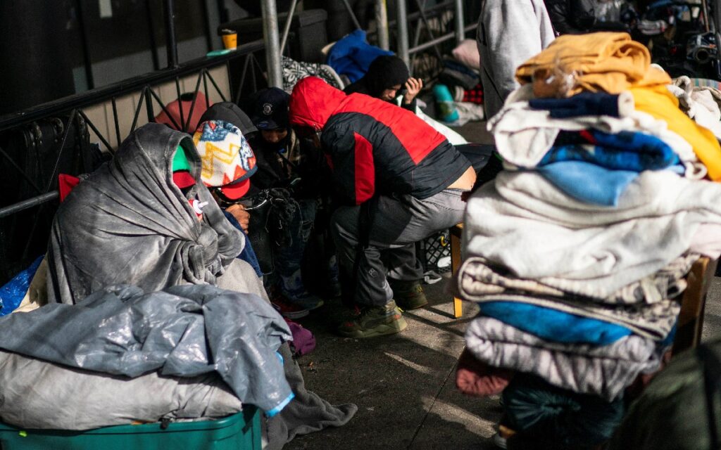 NY quiere menos migrantes: los manda en camiones a Canadá