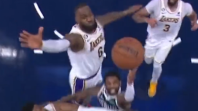Ni amistad ni gaitas: LeBron se la juega a Irving con este 'taponazo'