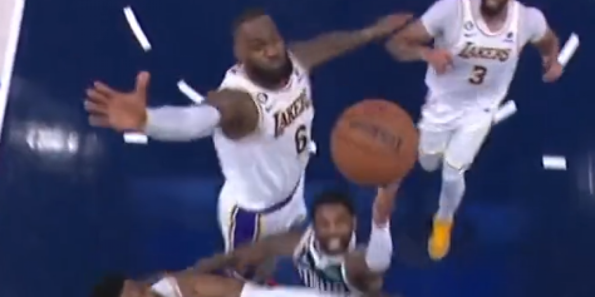 Ni amistad ni gaitas: LeBron se la juega a Irving con este 'taponazo'