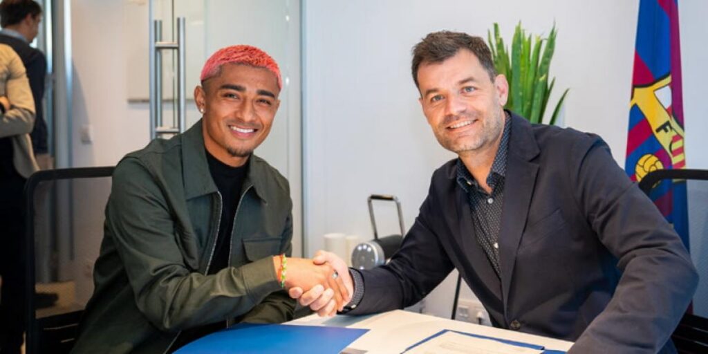Oficial: Julián Araujo, jugador del Barça Atlètic hasta 2026