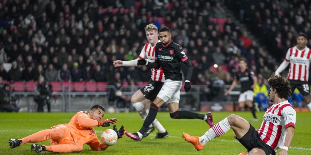 PSV 2 - 0 Sevilla: resultado, resumen y goles | ¡El Sevilla en octavos de Europa League!