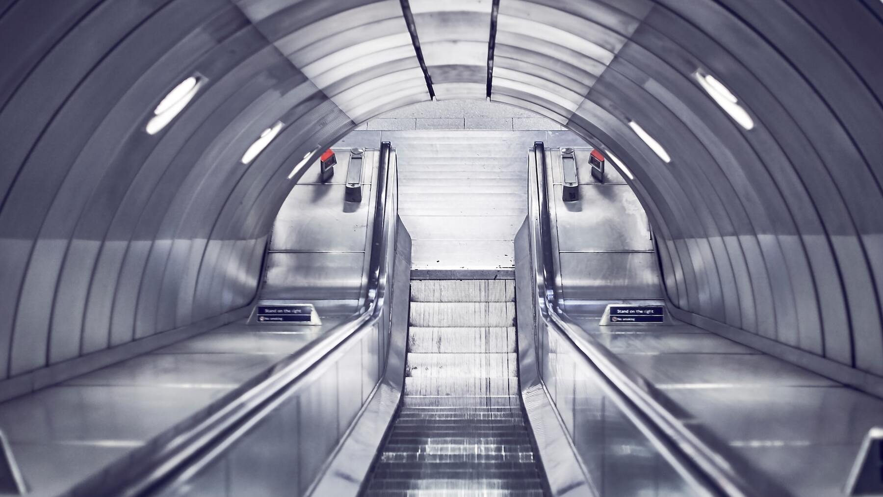 Para esto sirven los cepillos de las escaleras mecánicas y nadie lo sabía