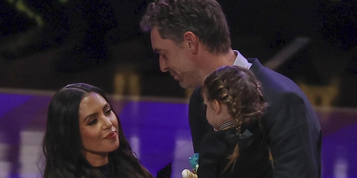 Pau Gasol recibe durante el All Star el premio Kobe & Gigi Bryant de la WNBA