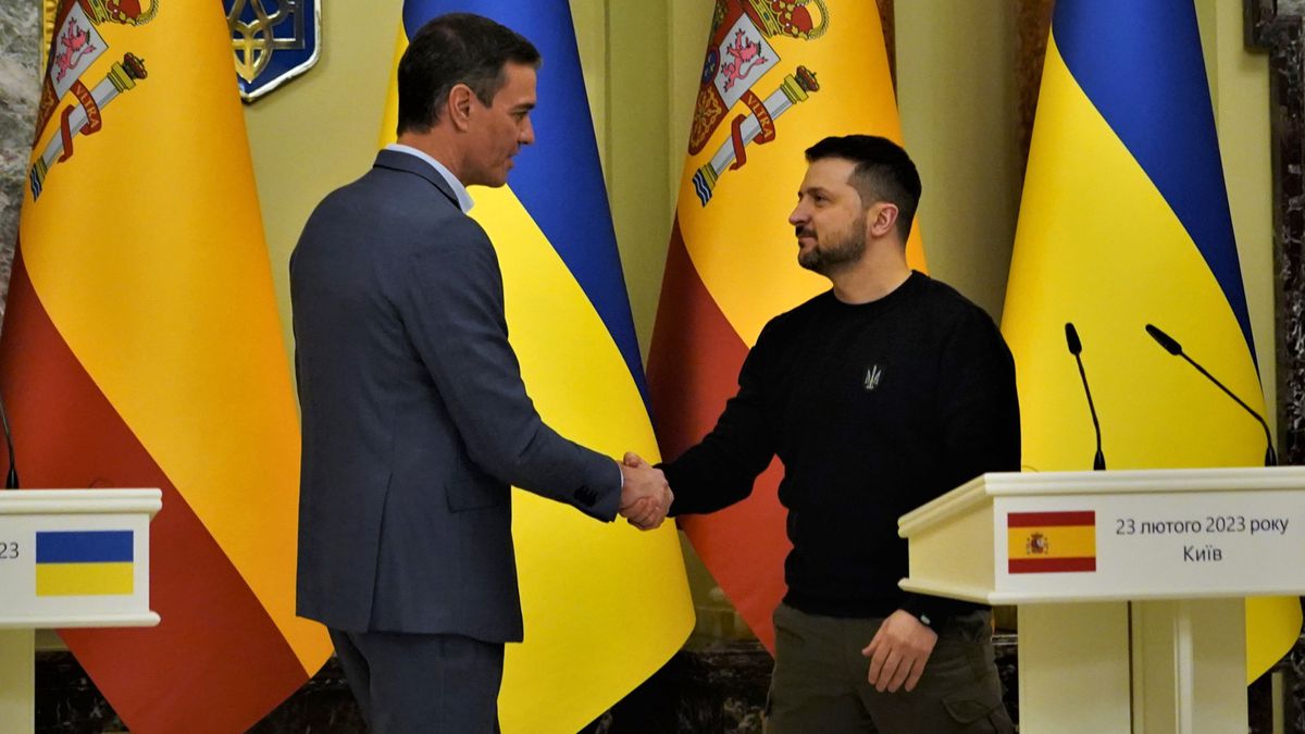 Pedro Sánchez anuncia un nuevo envío de tanques tras reunirse con Zelenski en la víspera del primer aniversario de la guerra