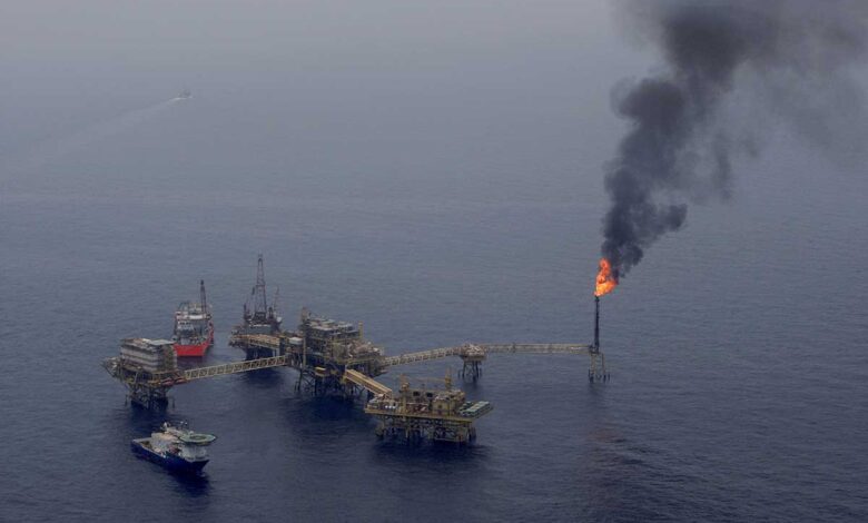 Pemex aumentó quema de gas en campo que había prometido detener