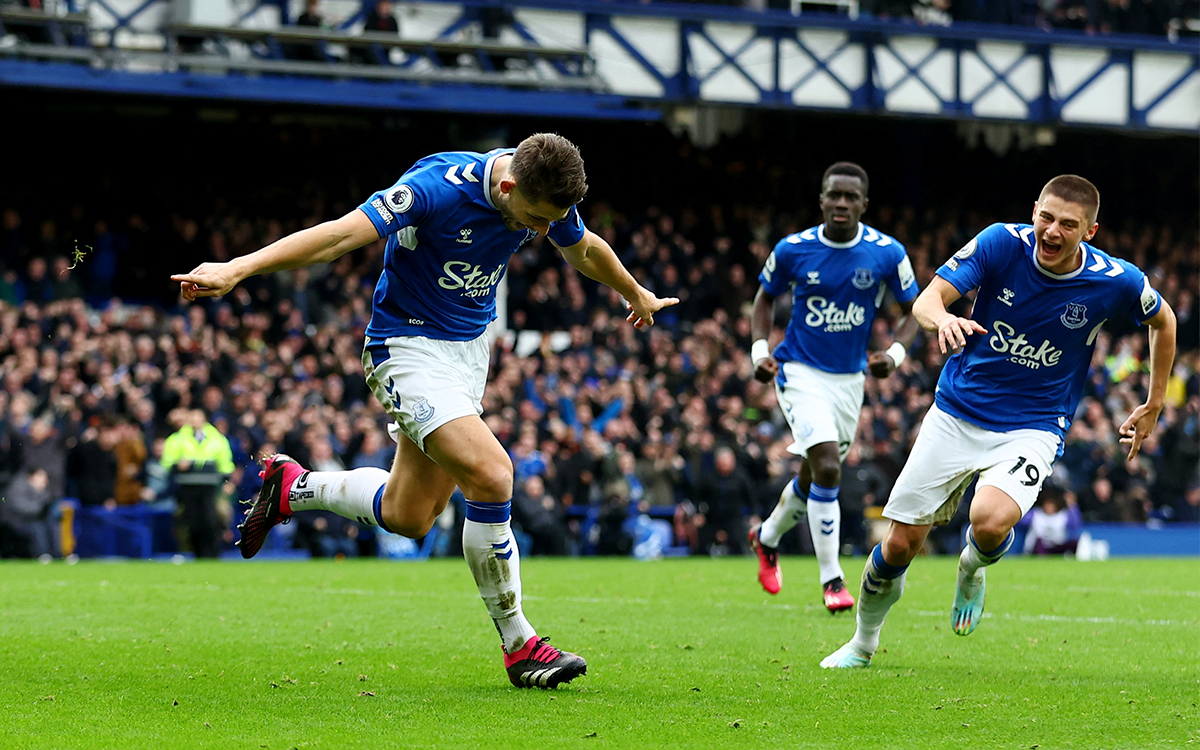 Premier League: Everton sale del fondo de la tabla para reducir al líder Arsenal