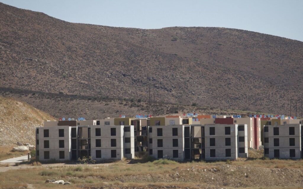 Presentan iniciativa para que migrantes en EU puedan comprar casas en México