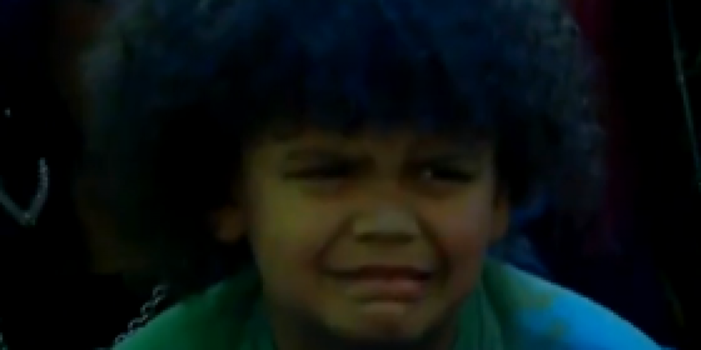 Randle lo hace tan mal en los triples...¡que hasta hace llorar a su hijo!