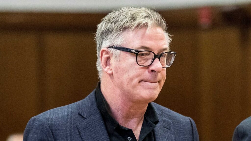 Rebajan los cargos al actor Alec Baldwin por lo ocurrido en el rodaje de Rust