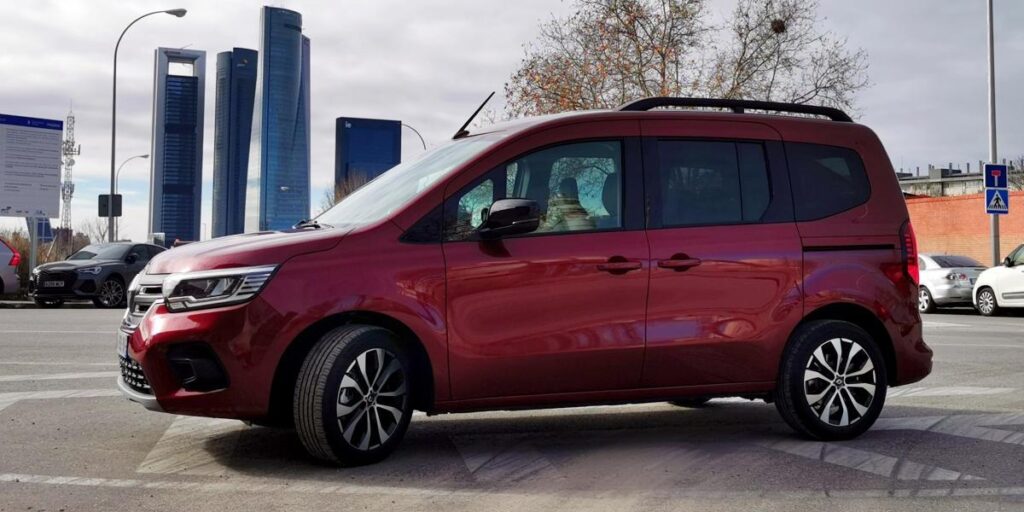 Renault Kangoo E-Tech, el combi enchufable con 430 kms de autonomía