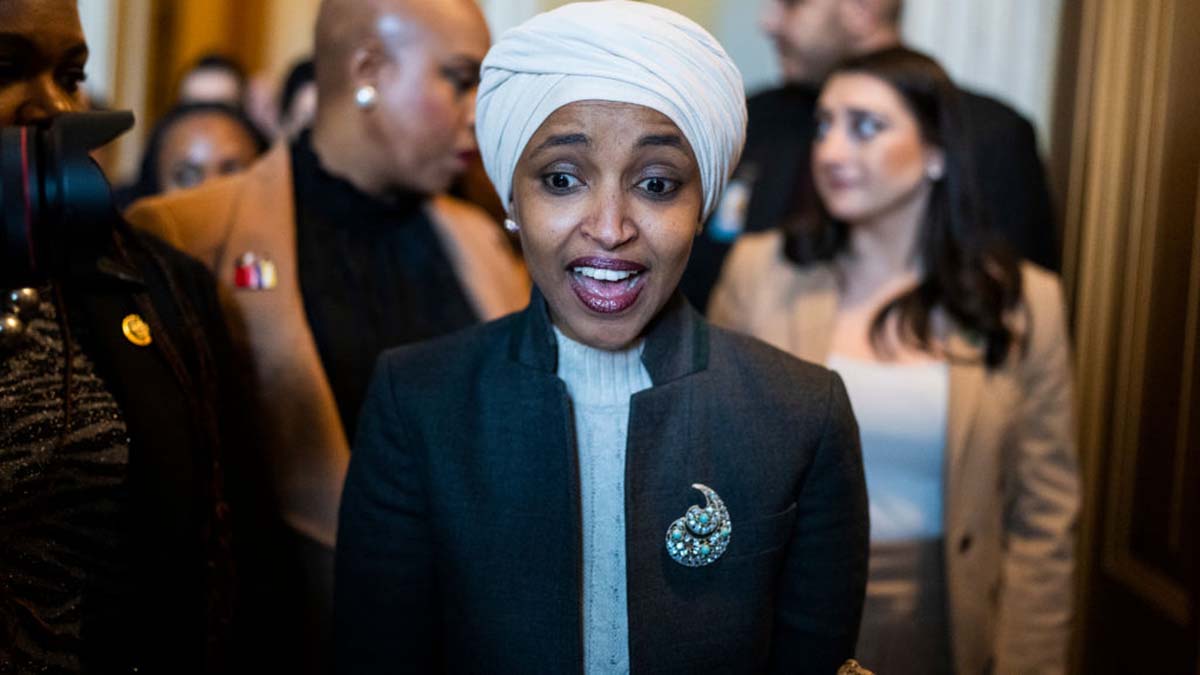 Republicanos votan para expulsar a Ilhan Omar de comité de la Cámara Baja