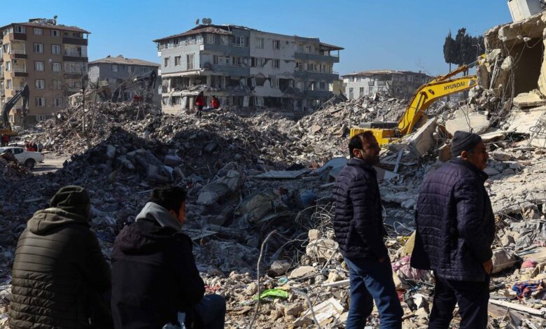 Rescatan a 5 sobrevivientes tras varios días atrapados entre los escombros de los terremotos