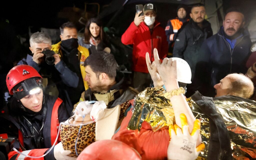 Rescatan a cinco supervivientes 9 días después del terremoto