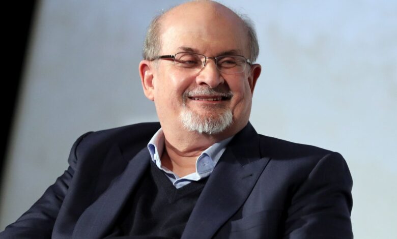Salman Rushdie con dificultades para escribir tras ser apuñalado en Nueva York