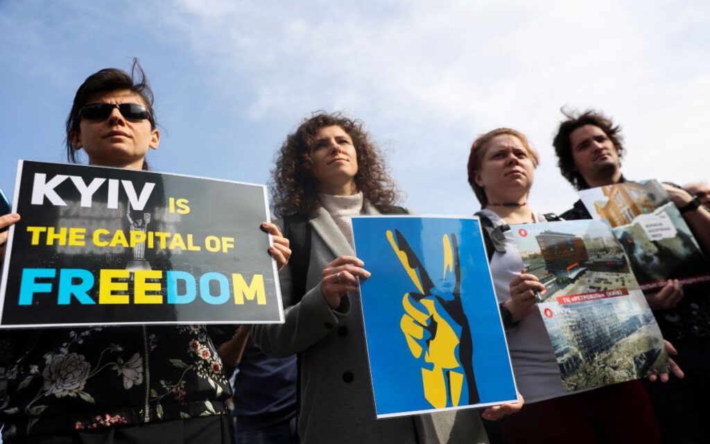 Serbios y rusos marchan junto a ucranianos a un año del inicio de la guerra