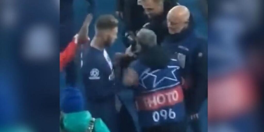 Sergio Ramos pierde los papeles y empuja a un fotógrafo