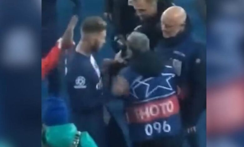 Sergio Ramos pierde los papeles y empuja a un fotógrafo