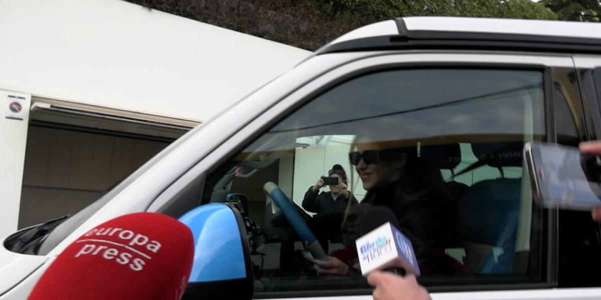 Shakira llega sonriente a casa, con su bruja en la terraza, tras su canción con Karol G