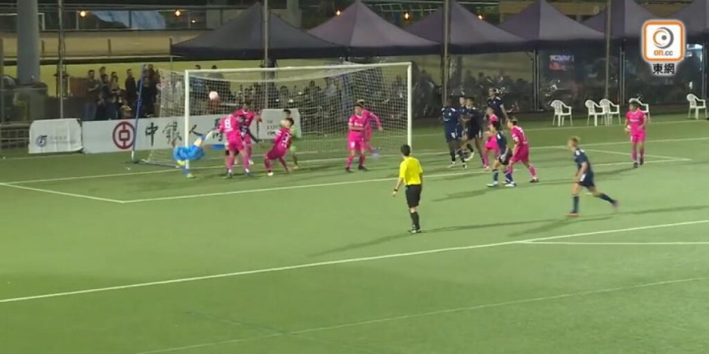 Sube el portero a rematar en el descuento y marca el gol de su vida