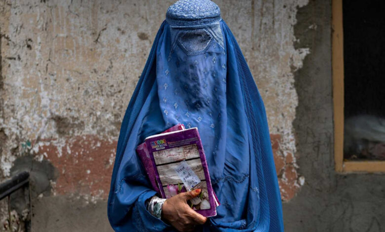 Talibanes en Afganistán retiran libros contrarios al islam para evitar la ‘inmoralidad’ en los jóvenes