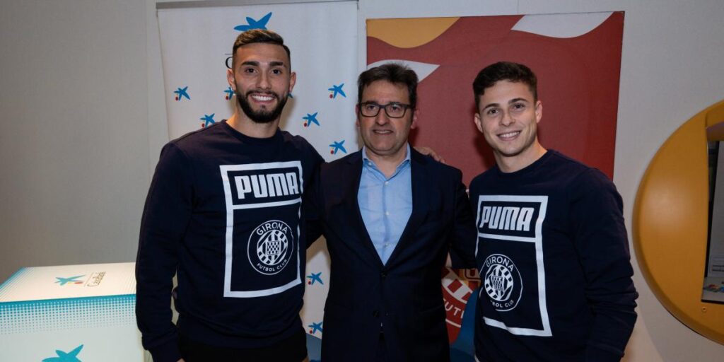 Taty y Riquelme miran hacia arriba